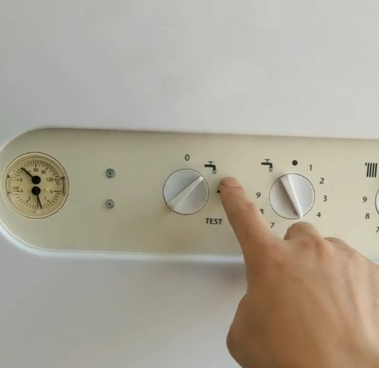 依玛老式旋钮式壁挂炉