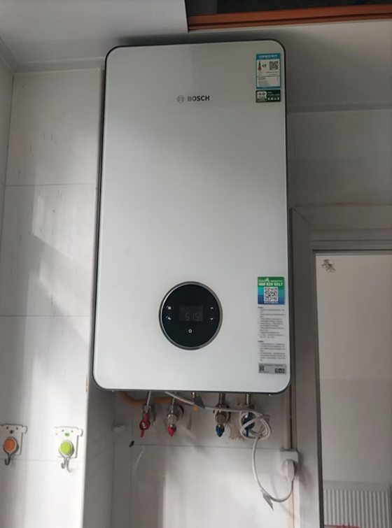 海淀五道口嘉园博世G7镜面版壁挂炉安装案例